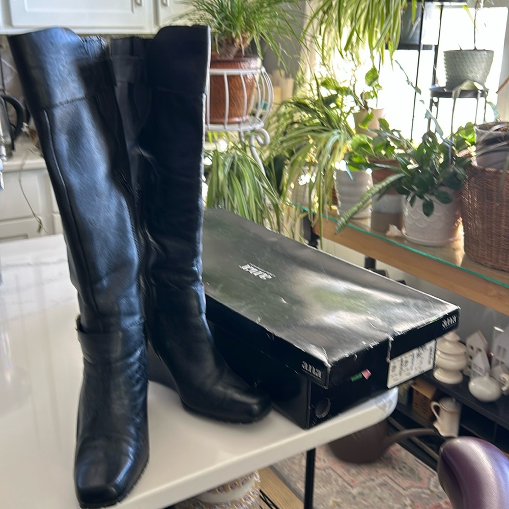 Handsome black boots size 10 B

4 inch heel